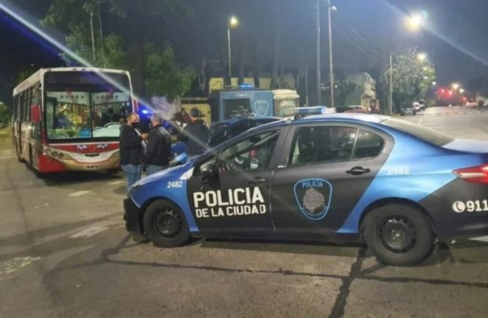 Lugano: un adolescente subió a robar en un colectivo y una policía que viajaba de civil le disparó y lo mató