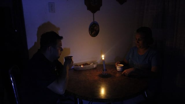 SAN CRISTOBAL (VENEZUELA), 26/04/2016.- Una pareja toma cafu00e9 durante un corte de luz este lunes, 25 de abril de 2016, en San Cristobal (Venezuela). Algunas intermitentes protestas en rechazo al racionamiento elu00e9ctrico obligado por la sequu00eda se registraron hoy en ciudades del interior venezolano, segu00fan reportes de ciudadanos en las redes sociales, a las que tambiu00e9n recurrieron las autoridades para informar de los efectos de la sequu00eda. EFE/STR venezuela san cristobal venezuela crisis economica cortes de luz corte de luz apagon en san cristobal gente pareja en su casa vivienda sin electricidad