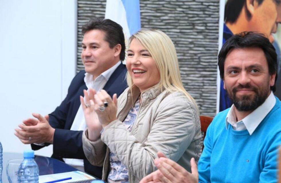 Bertone hizo entrega de boletos de compraventa en Río Grande