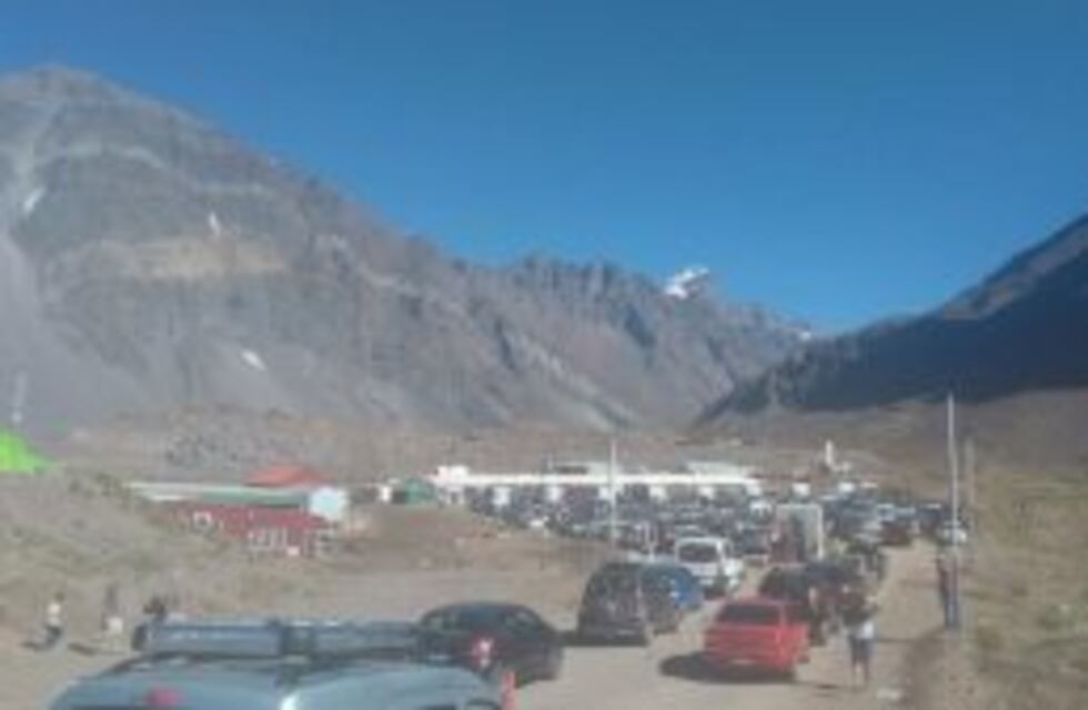 Hay más de cinco horas de espera para cruzar a Chile