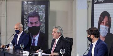 Handout picture released by Argentina's Presidency showing Argentine President Alberto Fernandez (C), Buenos Aires Governor Axel Kicillof (R) and Buenos Aires Mayor Horacio Rodriguez Larreta, and governors seen on screens, Chaco's Governor Jorge Capitanich (L) and Rio Negro's Governor Arabela Carreras, during the announcement of new measures to soften the lockdown against the spread of the new coronavirus, COVID-19 in the capital Buenos Aires and its outskirts, at Olivos Presidential Residence in Olivos, Province of Buenos Aires, on July 17, 2020\u002E - The pandemic has killed at least 590,132 people worldwide since it surfaced in China late last year and more than 13\u002E8 million have been infected, according to an AFP tally at 1100 GMT on Friday based on official sources\u002E (Photo by ESTEBAN COLLAZO / Argentinian Presidency / AFP) / RESTRICTED TO EDITORIAL USE - MANDATORY CREDIT \