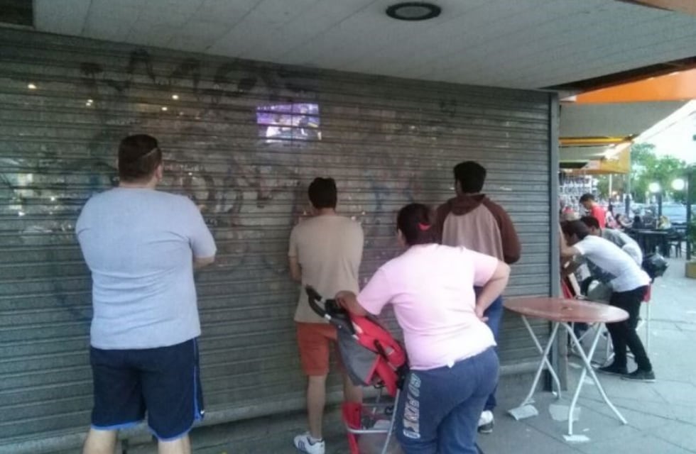 Una pizzería de Del Viso bajó su persiana para evitar que vean el Superclásico desde la calle