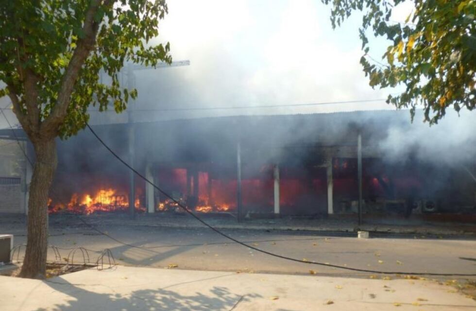 Se incendió una conocida mueblería y sufrió pérdidas millonarias