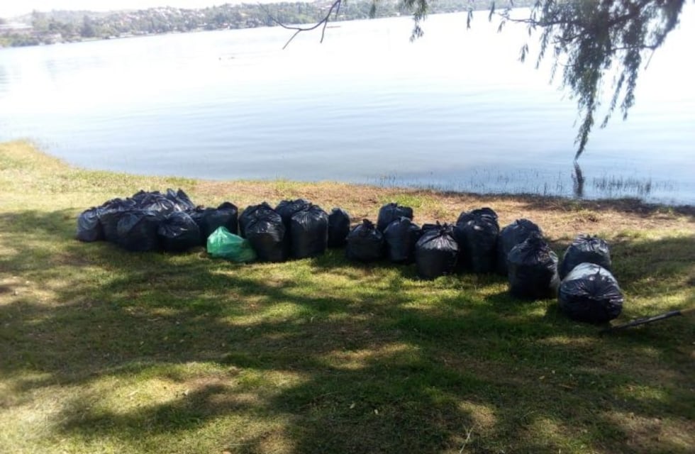 Limpieza del lago San Roque: vecinos juntaron cerca de 50 bolsas llenas de residuos