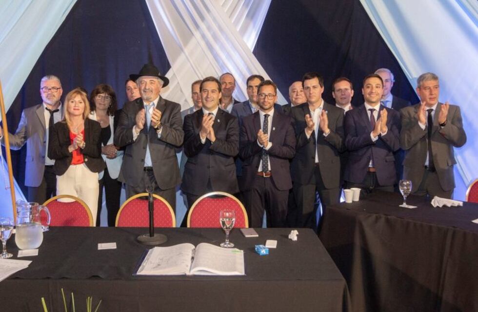 El intendente y funcionarios se rebajan el 50% el sueldo