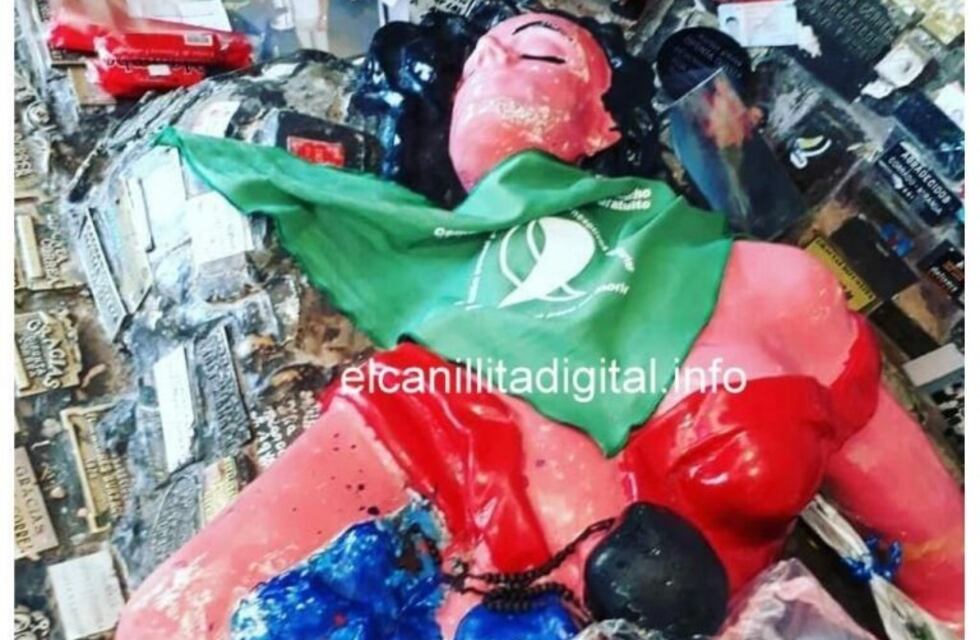 Polémica porque le pusieron el pañuelo verde a la Difunta Correa