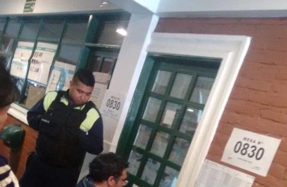 Entró a votar y quedó encerrada en el cuarto oscuro