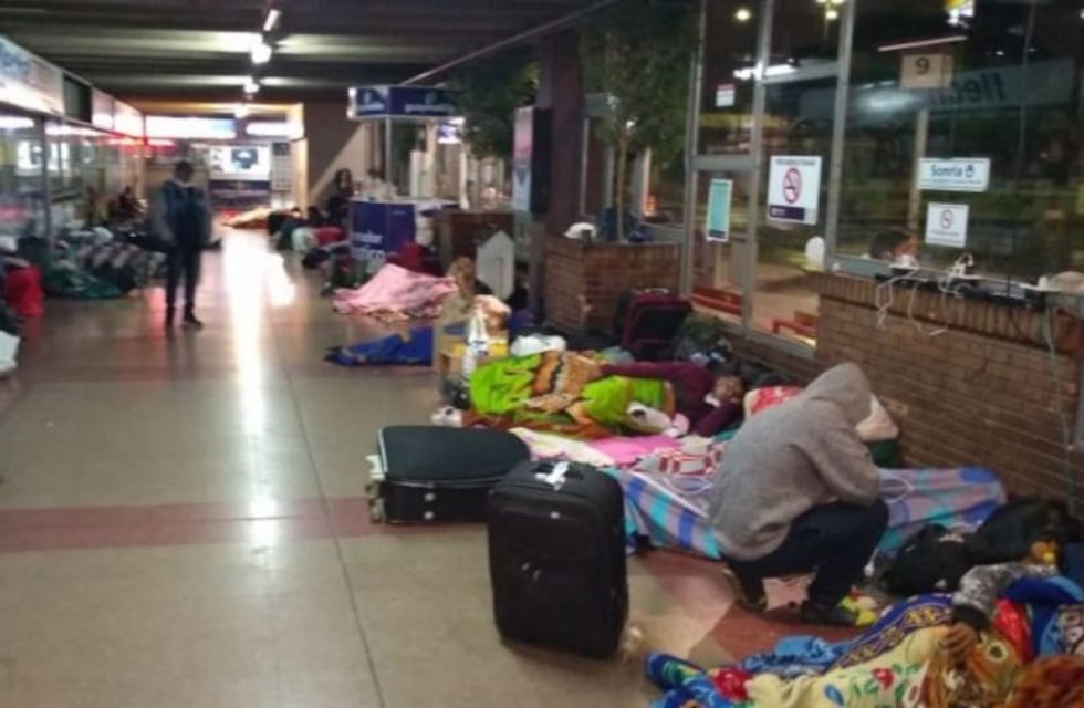 Trabajadores golondrinas duermen en la Terminal porque no pueden volver a sus casas