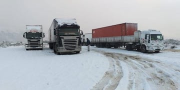 Más de 300 camiones varados por la nieve pudieron circular en la ruta 40