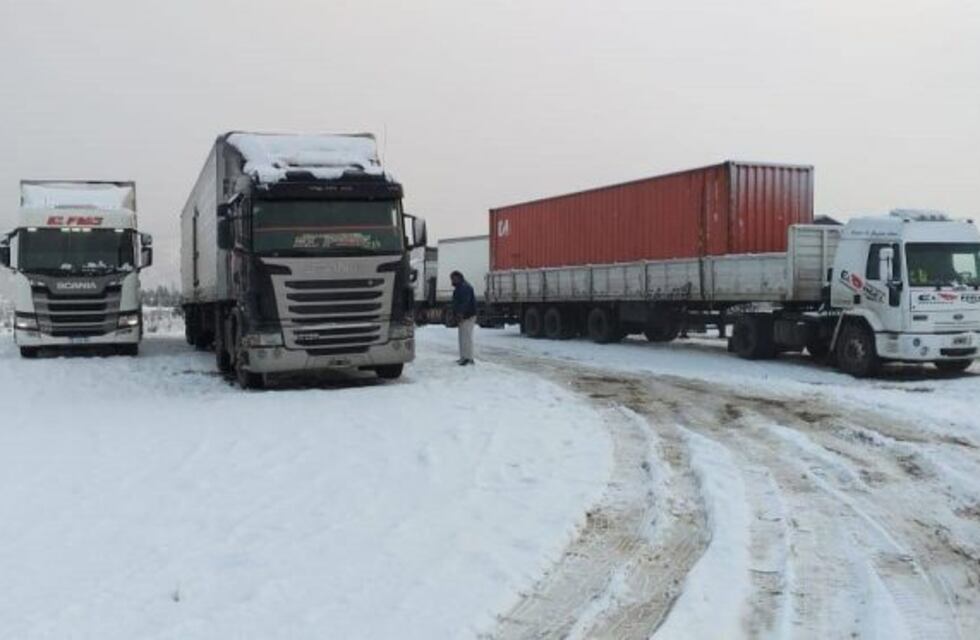Más de 300 camiones varados por la nieve pudieron circular en la ruta 40