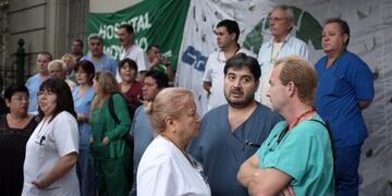 BUENOS AIRES 14/04/2015, PERSONAL DEL HOSPITAL RIVADAVIA REALIZAN ESTA MAu00d1ANA UN PARO EN RECLAMO DE MAYOR SEGURIDAD.FOTO: DYN/ALBERTO RAGGIO.rnPara exigir medidas de seguridad que los protejan en su lugar de trabajo, enfermeros y personal no mu00e9dico del ho