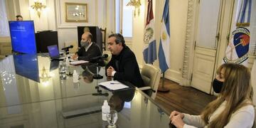Javkin convocó a conferencia de prensa junto a su secretario de Salud, Leonardo Caruana, ante la suba de contagios de coronavirus\u002E (@mauroyasprizza)