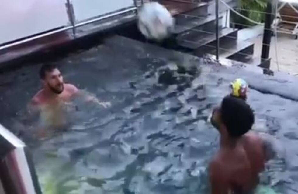 ¡Cracks! Messi y Suárez hicieron un "cabeza" impresionante en la pileta