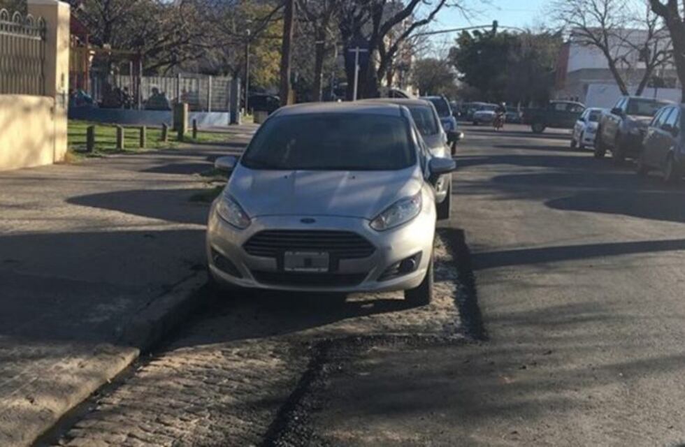 Asfaltaron una avenida pero dejaron los "huecos" donde había autos