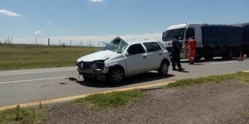 Así quedó el auto en el que madre e hijo viajaban\u002E Foto: Policía de San Luis