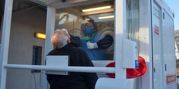 En el Estadio del Bicentenario, en San Juan, montaron cabinas para hacer hisopados rápidos a camioneros\u002E