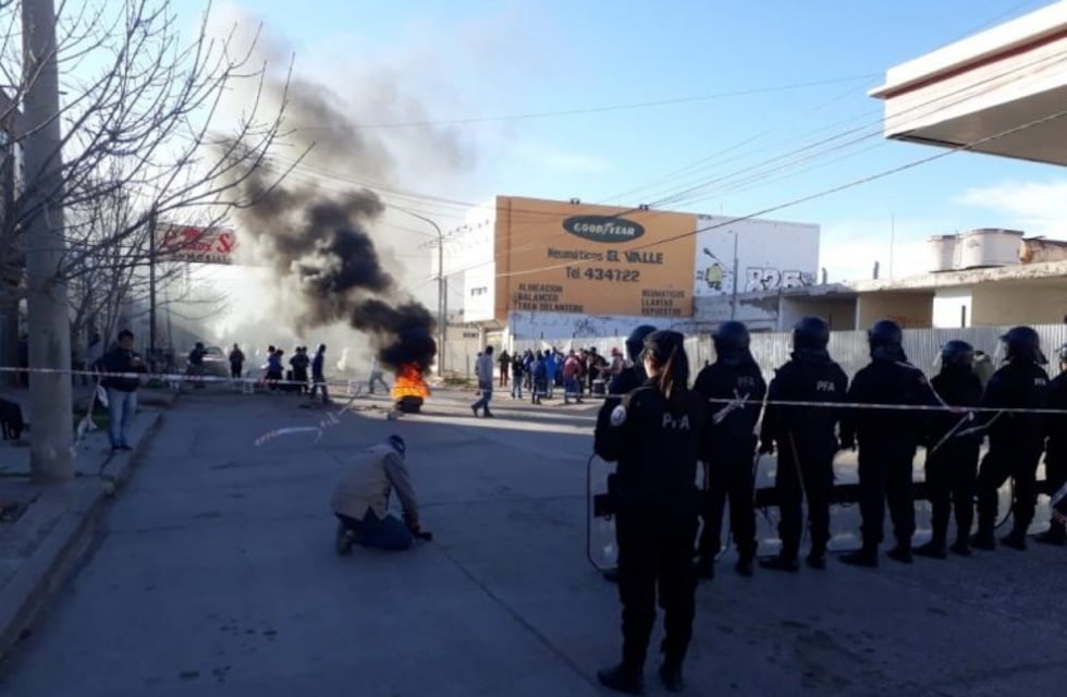 Roca: la Policía Federal se desplegó cerca de la toma de Desarrollo Social