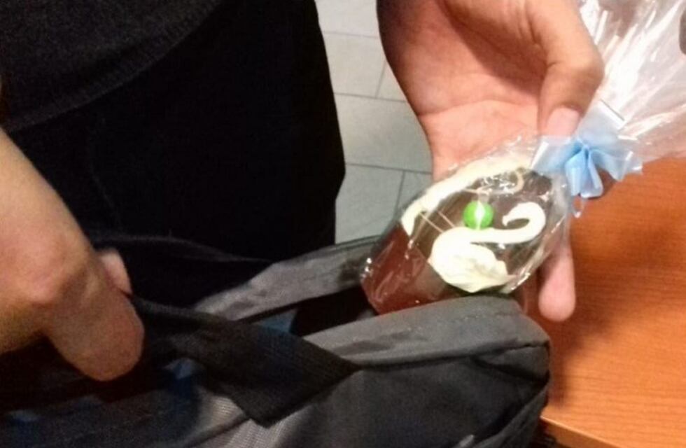 Se tentó y le robó un huevo de pascuas