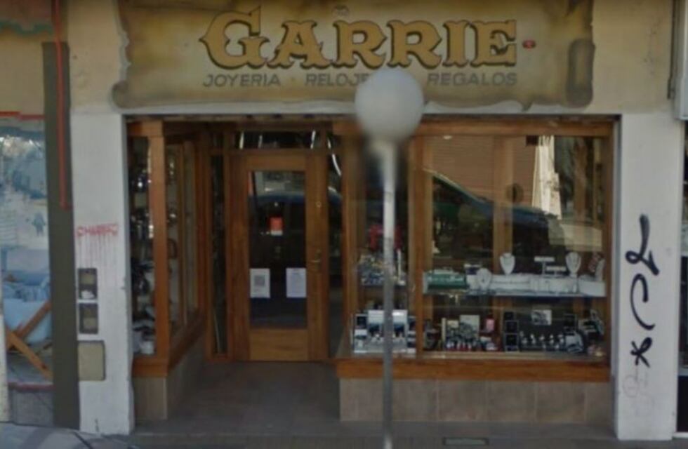 Motochorros robaron en una joyería