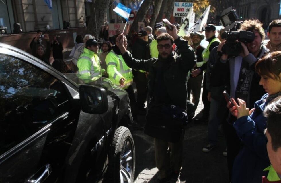 Manifestación anti fracking en el acto patrio