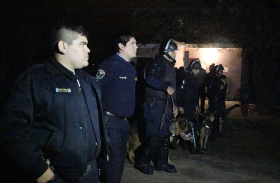 Detuvieron a un hombre que amenazó con prender fuego la casa y matar a su familia