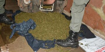 Encontraron 15 kilos de marihuana en el tanque de combustible de un auto\u002E