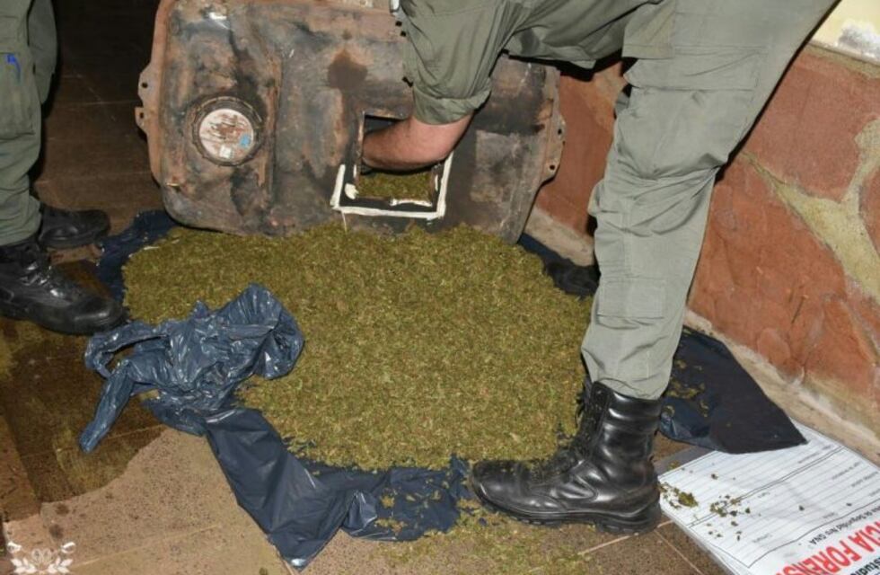 Detuvieron a dos personas que ocultaron 15 kilos de marihuana en un vehículo