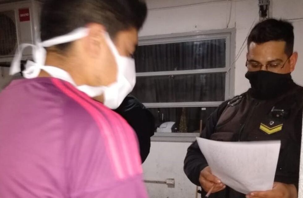 Arrebató una cartera, lo atraparon y los vecinos defendieron al ladrón