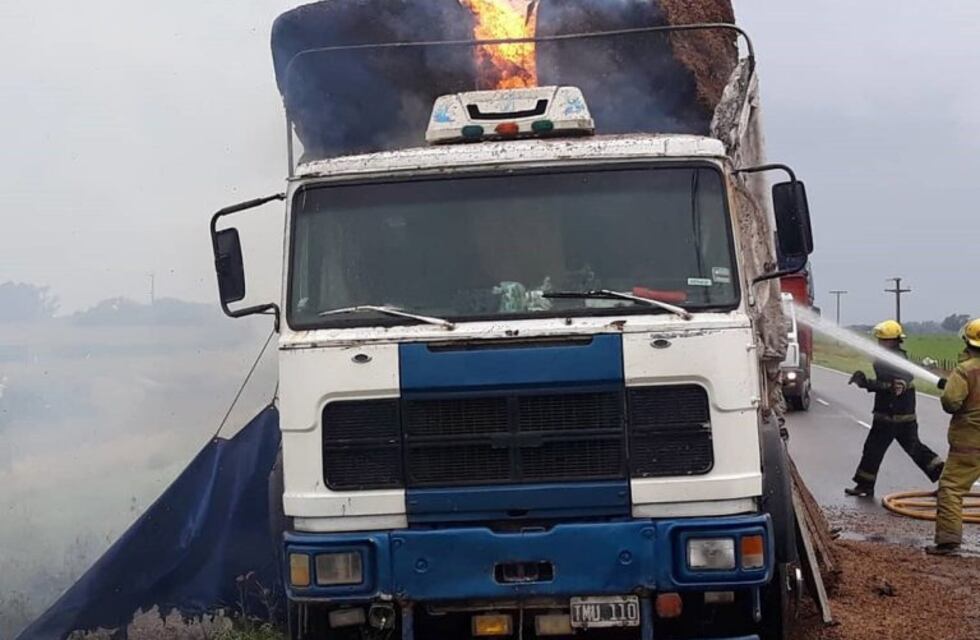 Se incendió un camión con fardos en General Cabrera