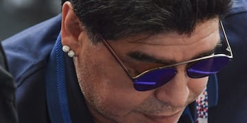 TOPSHOT - Argentinian former football player Diego Armando Maradona reacts during the Russia 2018 World Cup round of 16 football match between France and Argentina at the Kazan Arena in Kazan on June 30, 2018\u002E / AFP PHOTO / SAEED KHAN / RESTRICTED TO EDITORIAL USE - NO MOBILE PUSH ALERTS/DOWNLOADS kazan rusia diego armando maradona futbol campeonato mundial 2018 futbol futbolistas partido seleccion argentina francia