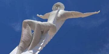 La rigurosa instalación del Cristo gigante\u002E