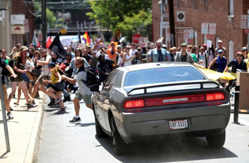 Un auto embistió a una multitud en EEUU durante una protesta de supremacistas blancos: hay tres muertos