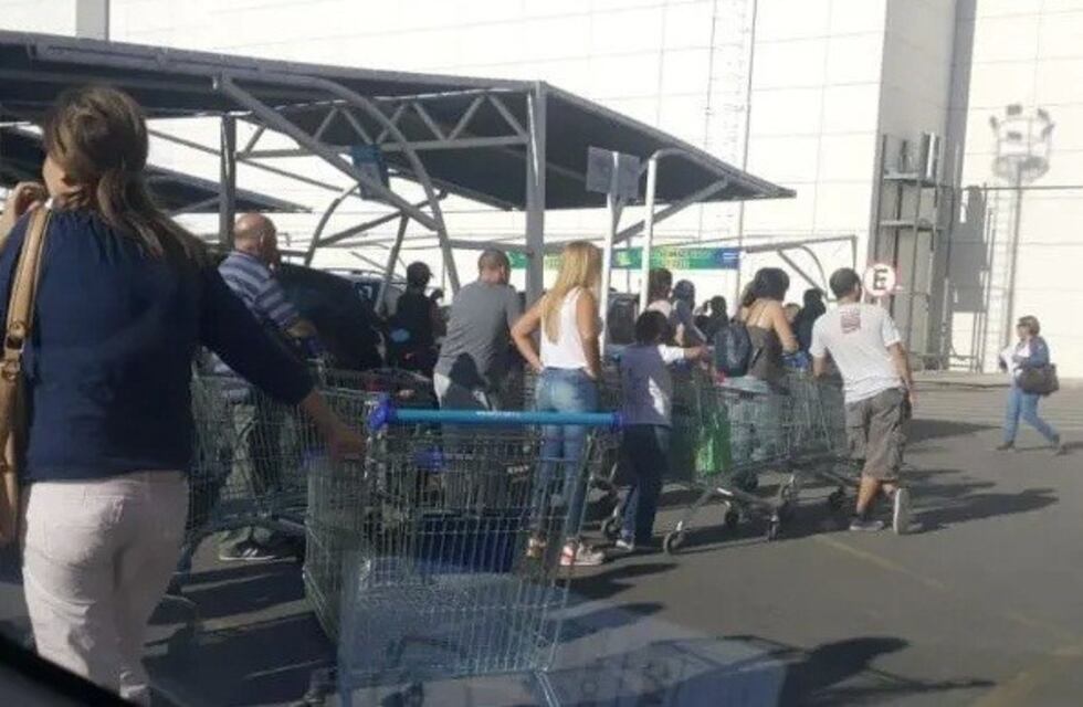 Efecto coronavirus: shoppings vacíos y largas filas en supermercados