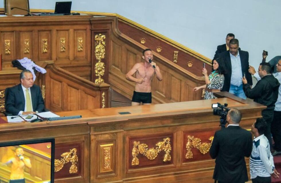 Venezuela: Un diputado se desnudó en la Asamblea Nacional para protestar contra Maduro