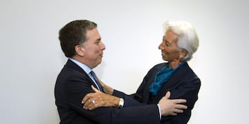 MIA25\u002E WASHINGTON (EE\u002EUU\u002E), 04/09/2018\u002E- El ministro de Hacienda de Argentina, Nicolás Dujovne (i), saluda a la directora gerente del Fondo Monetario Internacional (FMI), Christine Lagarde, antes de su reunión hoy, martes 4 de septiembre de 2018, en la sede del organismo en Washington (Estados Unidos)\u002E El presidente de Argentina, Mauricio Macri, pidió hoy a los empresarios \