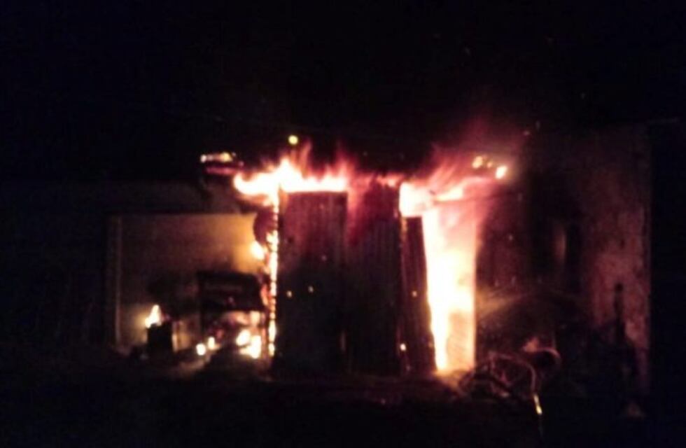 Punta Alta: vivienda fue afectada por el incendio de un galpón