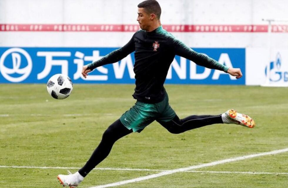 Cristiano calló a unos chicos que le gritaban y tiró un pelotazo afuera de la cancha