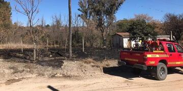 Incendio en un terreno de Tanti\u002E (Foto: Diario La Roca)\u002E