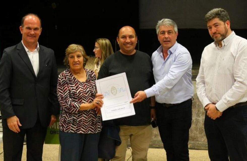 El intendente Martínez entregó 153 escrituras a vecinos