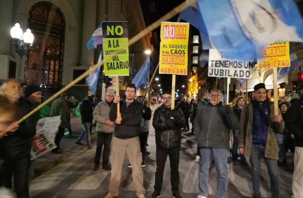 Fuerte protesta en el centro por la enorme suba de precios tras el salto del dólar
