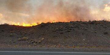 El fuego que consumió 5\u002E300 has en Chubut se encuentra fuera de control\u002E Brigadistas trabajan en la zona\u002E