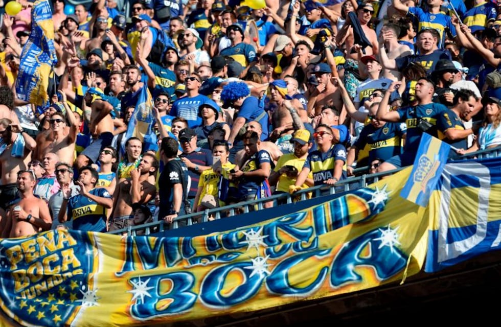 Los hinchas de Boca tiñeron de azul y oro el Camp Nou