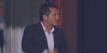 Guillermo Barros Schelotto se cayó en pleno partido durante Newell's y estallaron los memes\u002E