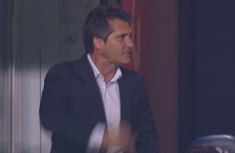Se burlan de Guillermo Barros Schelotto tras su desopilante blooper en pleno partido