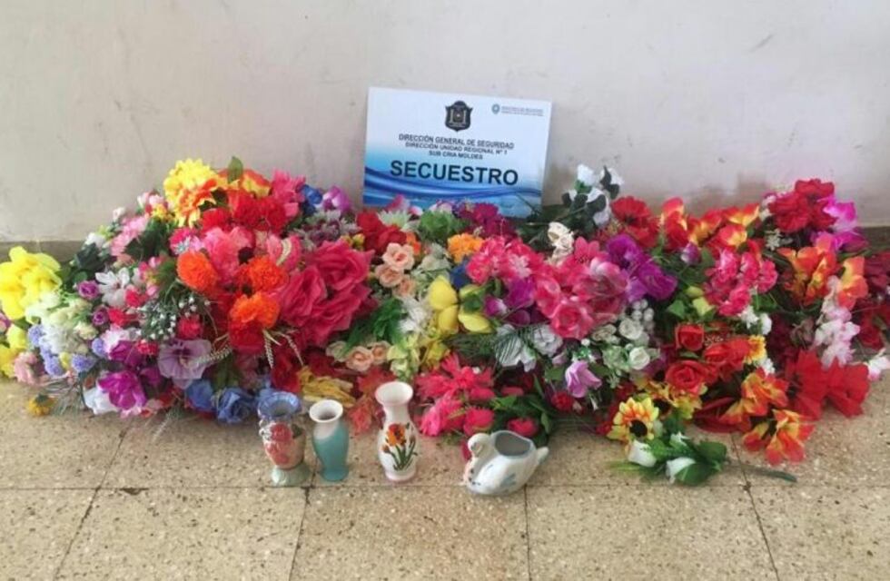 Detuvieron a una pareja que robaba flores en el cementerio