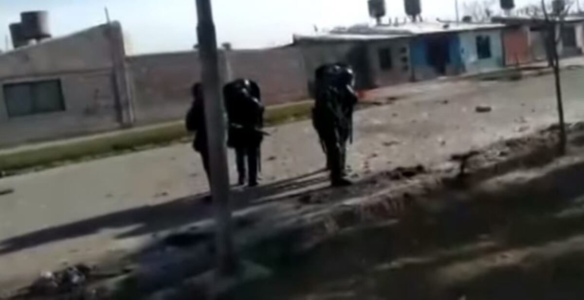 ataque a la policia de Mendoza desde los techos