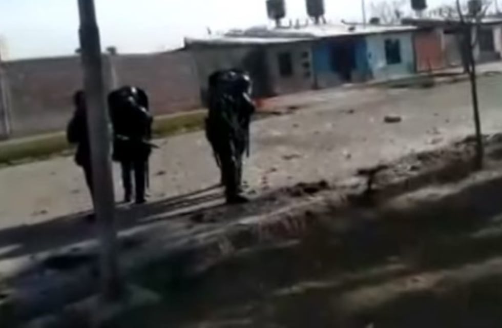Atacaron con botellas y piedras a la Policía en un allanamiento