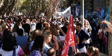 La movilización concluyó frente a la sede local del Gobierno de Santa Fe\u002E (@GabyPeraltaOK)