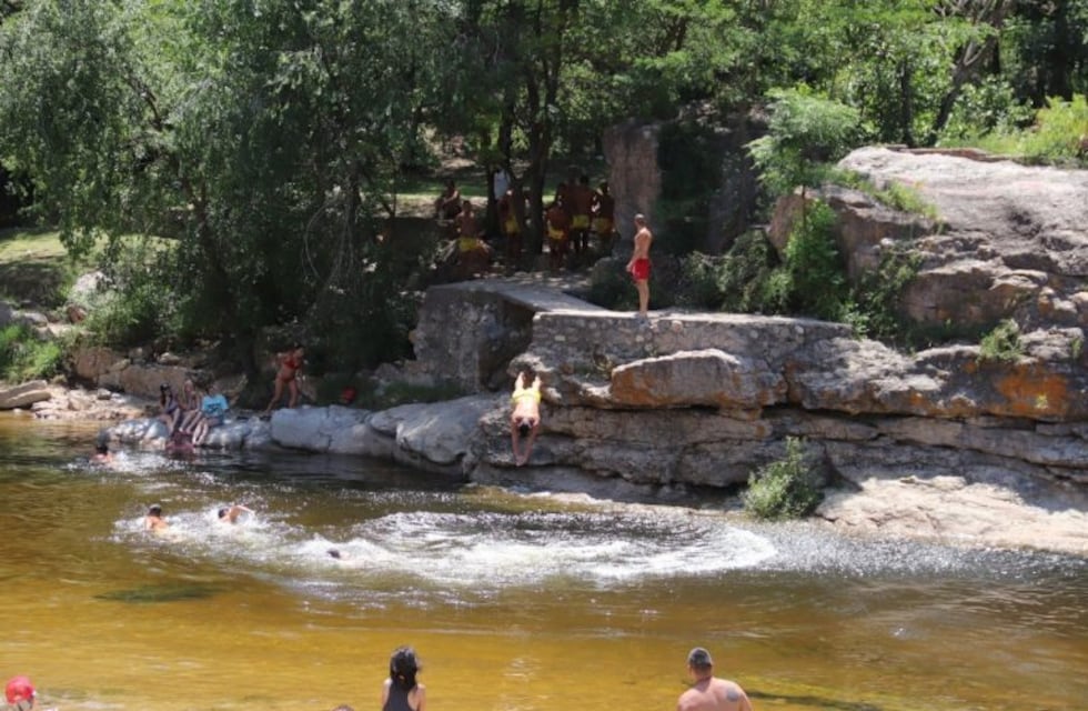 Rescataron a un hombre y a su hija de las aguas del río San Antonio