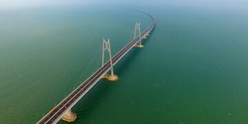 China inauguró el puente sobre el mar más largo del mundo